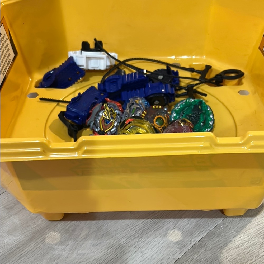 Beyblade Burst Battle Set - Yellow Arena with Multicolor Tops-Beyblade lot - Picture 4 of 5